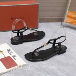 代购级 Loro piana Lp Mindil系列T带夹趾凉鞋 顶级品质 柔软的羊皮革形成精裁饰带 于鞋面顶部交汇 并通过坚固的松紧脚踝设计固定 一只饰有低调