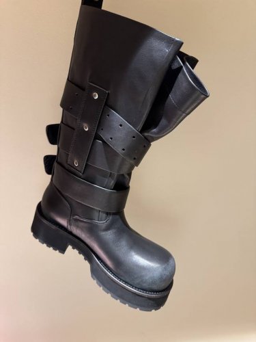 被问爆了巴黎世家Balenciaga毒液靴终于出了 宝子们，时尚界永远不缺惊艳之作，而Balenciaga毒液靴绝对是其中的佼佼者。 上衣选短款露脐针织衫，勾勒