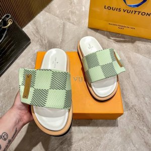 出厂 Lv 魔术贴平底拖鞋火热火热上新欧美时尚走秀简单又百搭的一款单品上脚舒服无疑、多个颜色选择搭配、无论是日常休闲逛街，居家办公室，后备箱总要备上一双，强烈推