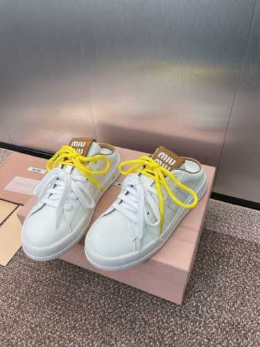 工厂价 Miumiu 2025春夏高定系列走秀新款果冻色系带休闲运动小白鞋 缪缪明星同款字母logo圆头拼色滑板女拖鞋材质:鞋面进口小牛皮+水染羊皮内里+原版开