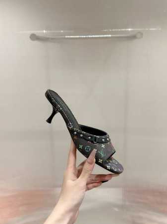 LV 驴家 太好看了很少做Lv家的单品 但是这双小猫跟我真的是没法拒绝啊！原版购入 用心开发 鞋跟都是开模定制 老花单宁色搭配的棕色皮质，也太出彩了！刚刚好的绝 - 点击图像关闭