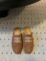 celin*凯旋门 25Ss 春夏新款 包头半拖 高级感十足 网红Ins种草神器 非常复古风 气场十足单品 设计风格非常新颖 高档且非常舒适. 压印Celine