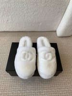 Chanel 24ss 秋冬季新款 羊毛包头拖鞋 这款毛毛拖真的是真太可爱了 柔软蓬松的毛毛，舒服暖脚 增高显腿长 秋冬搭配袜子休闲又慵懒 上脚真的好看又时髦