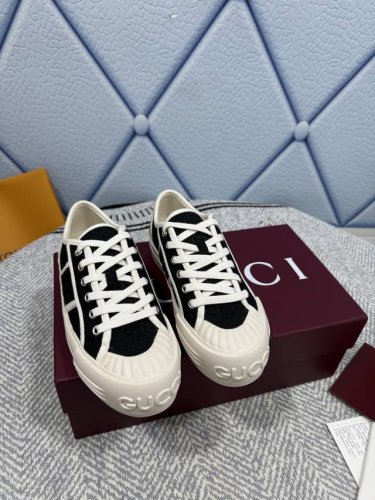 顶级版本 Gucci 古驰牛仔帆布板鞋 又酷又飒 时髦穿搭，要舒适度有舒适度！真的太好看啦 经典鞋型+英伦拼色设计 超耐看。原版倒模楦型，进口高端织针提花布呈现