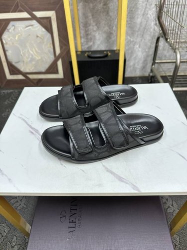 实价 。情侣款 Valentino-华伦天奴 夏季拖鞋，鞋垫采用高弹乳胶铺垫，好看耐穿、潮流指数一直都是、绅士款、超级舒适好穿 配原版包装码数：35-44 45