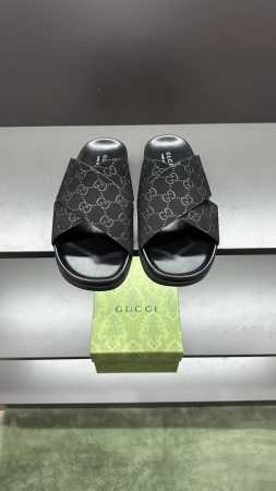 g家 新款 男码39～45， 46.订做 这款拖鞋采用 Gg 聚酯纤维制成，正面饰有 Gucci 标签，为款式增添了醒目的徽标感。 “Gucci Made In - 点击图像关闭