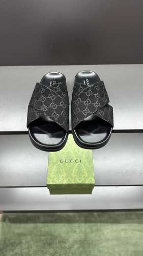 g家 新款 男码39～45， 46.订做 这款拖鞋采用 Gg 聚酯纤维制成，正面饰有 Gucci 标签，为款式增添了醒目的徽标感。 “Gucci Made In