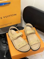 橙子出厂价p louis Vuitton 路易威登 Lv新款 魔术贴平底凉鞋 沙滩鞋 魔术贴厚底松糕的设计.显得整个人更加的高挑. 立马拥有大长腿. 这款上脚绝