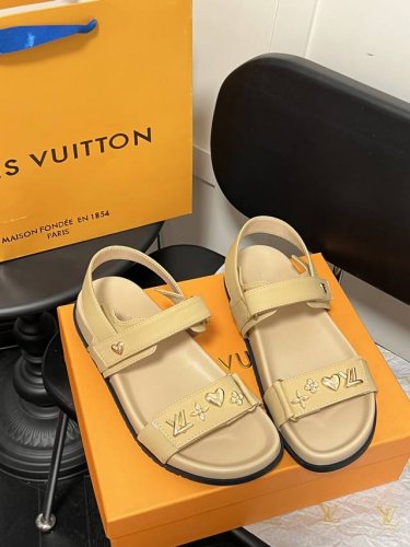 橙子出厂价p louis Vuitton 路易威登 Lv新款 魔术贴平底凉鞋 沙滩鞋 魔术贴厚底松糕的设计.显得整个人更加的高挑. 立马拥有大长腿. 这款上脚绝