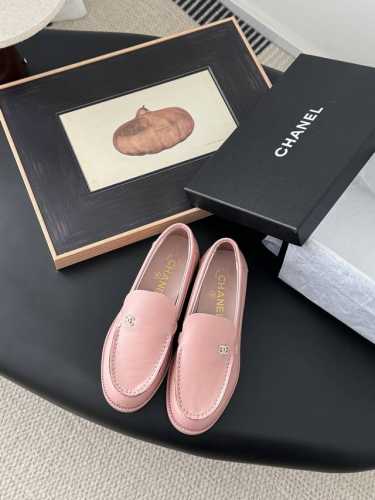 P后带 P360 单鞋 P380 Chanel 25C新款双C扣乐福鞋 回归的双C扣设计 特别Vintage 复古味十足 乐福鞋也长到了审美上 鞋面牛皮 内里羊
