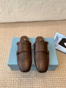 半拖 单鞋Prada 25ss 普拉达走秀款复古 双扣 半拖鞋单鞋 乐福鞋爆款！走秀款 复古感时髦满满 随意百搭 时尚休闲 独到味道人人都爱也轻松驾驭 每年都会