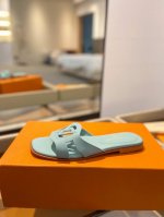 Louis Vuitton 路易威登 本款 Lv Isola 平底凉拖采用柔软牛皮革，令宽幅鞋面呈现镂空 Lv Circle 标识 ，追寻跨越时间的经典格调。多