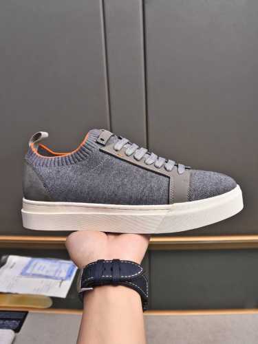 Santoni 圣东尼 意大利男士手工小牛皮休闲鞋出货！这个意大利纯手工鞋履品牌的每一双鞋设计简洁经典，上脚非常舒适百搭！ 用“新贵”来形容意大利鞋履品牌san