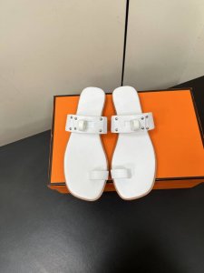 hermes 爱马仕经典Kelly扣凉拖鞋 极约复古的设计 浓厚的异域风情，时髦感十足、随便上脚都很有腔调 简简单单的款式随便搭配一下高级感就很棒 百搭的颜色流