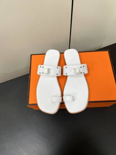 hermes 爱马仕经典Kelly扣凉拖鞋 极约复古的设计 浓厚的异域风情，时髦感十足、随便上脚都很有腔调 简简单单的款式随便搭配一下高级感就很棒 百搭的颜色流