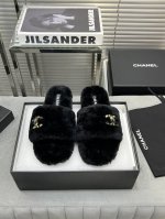 CHANEL 秋冬新品香奈儿毛拖 独家开模出货 进口羊羔毛. 内里：进口保暖羊羔毛，脚感舒适，超级亲肤。 大底：原版开模大底 码数35-39 34 40 41定