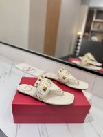 出厂价pp Valentino华伦天奴 新款-经典铆钉夹脚平底拖鞋 原版1:1复刻 绝对高品质 时尚随性 满载夏日风采 是各位小姐姐在炎热仲夏里的不二之选 1鞋
