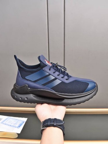 Moncler蒙口男士户外系带运动鞋 具有舒适防滑性能 专为户外跑步或都市漫步而设 兼备创新 功能性与图形细节于一体 从高山氛围汲取灵感 诠释潮流时尚 多种原版
