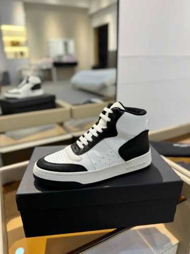 价格： 情侣款高版本 YSL SAINT LAURENT 春夏最新爆款休闲系列 圣罗兰 ，原版购入 一比一复刻 ，新鲜血液注入加休闲复古的设计，超好看百搭，鞋面