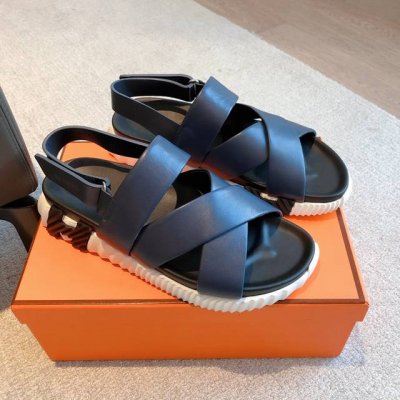 hermes... A Eclair情侣款 203新色+爆款系列 鞋底轻盈，有一定厚度增高显腿长！透体透气 舒适的科技面料！ 春夏拼色兼具颜值舒适度的单品！ 渠