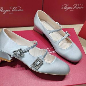 Roger Vivier 225 罗杰维维亚春夏新款花朵钻扣玛丽珍单鞋，亮面漆皮搭配钻扣，一眼被惊艳到仙女们确定不拿下这款绝美玛丽珍单鞋气场妥妥的安排上夏日搭配