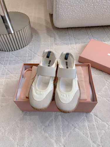 出厂价P P310 Miu 新款玛丽珍休闲鞋 上脚太好看啦 闭眼入 各种穿搭都能驾驭 百搭又舒适 一年四季都能搭配 鞋面牛皮拼接尼龙布 垫脚透气网面 原版开模大