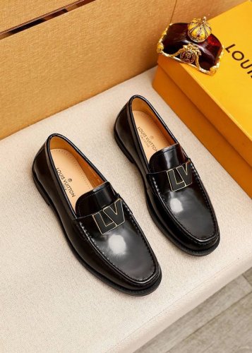 商品商标：Louis Vuitton 路易威登 休闲皮鞋 正码码数: 38-44 45订制 商品材料：精选 进口头层开边珠牛皮鞋面+奢华五金扣，进口头层牛皮内里