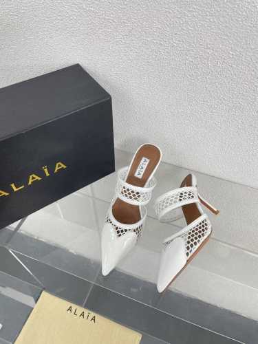 网孔材质 超美 Alaia 来自巴黎 一见倾心 白色 桃心 爱拉拉还有另外性感的一面 配上不同款式，不同风格都能轻松驾驭，无论牛仔裤，西装裤，还是百褶裙，都能将