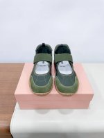 Miumiu缪缪春夏秀款 饼干鞋 运动鞋 专柜Rmb11610购入开发 Miumiu最新爆款 前卫大胆的设计，Miu Miu风格融于此款厚底帆布运动鞋的简约线条