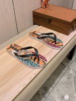 人字拖鞋: 新款: 厂价 Dg* 系列拖鞋顶级代购男士2025专柜同步发售，意大利进口原版精选牛皮，做工考究， ，鞋底： 超舒适 原厂特供原版底，独家双层活动成