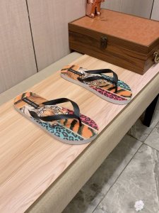 人字拖鞋: 新款: 厂价 Dg* 系列拖鞋顶级代购男士2025专柜同步发售，意大利进口原版精选牛皮，做工考究， ，鞋底： 超舒适 原厂特供原版底，独家双层活动成