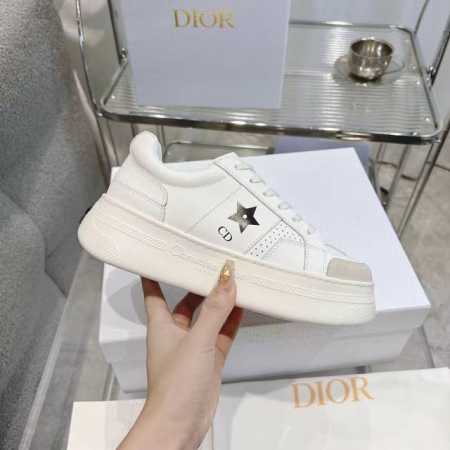 Dior迪奥 P: 女款 码数：女35-41 女40.41 Dior迪奥2024年新款幸运星，明星运动鞋，提高了现代风格的标志线。鞋面采用白色小牛皮精心裁制而成 - 点击图像关闭