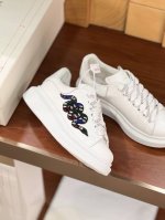 2025蛇年限定装饰款 Alexander Mcqueen麦昆经典运动休闲小白鞋 前后购入多双原版，一直跟进专柜版型和材质！ ※对版亚光丝绸牛皮面 ※水染亚光水