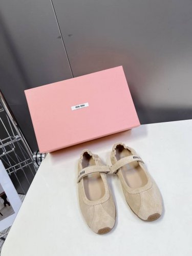 Miumiu缪缪春夏最新走秀款玛丽珍休闲鞋 运动小白鞋 国内外博主刷爆的一款，小红书种草系列，复古又时髦上脚美炸了 简约的运动板鞋设计，极具辨识度的鞋舌，打造佛