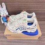 Needles X Asics Gel-Nyc 皮革 炫酷 减震防滑耐磨 低帮 生活休闲鞋 米棕蓝 货号: 1202A441-250 包装:全套得物配件毒盒配纯