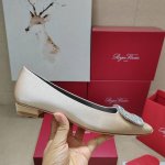 Roger Vivier 225 罗杰维维亚春夏新款Dorsay凉鞋 缎面搭配钻扣，一眼被惊艳到仙女们确定不拿下这款绝美后空凉鞋吗气场妥妥的安排上夏日搭配各种小