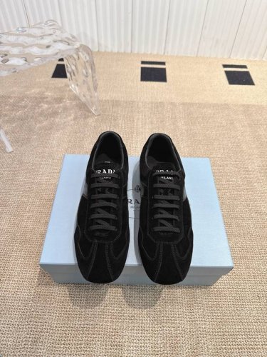 代购级 prada 普拉达 25Ss春夏新款 德训鞋 休闲鞋 精工制造 缝线均匀 皮质质感一览无余 多色拼接 时尚大方 柔软舒适透气 外侧饰有prada字母徽标