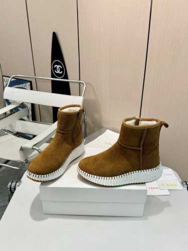 冬日必备 Chloe 克洛伊羊毛雪地靴 集美们，今天一定要给大家分享 Chloe 的这款女鞋雪地靴。 内侧拉链设计，穿脱超方便，简直是懒人的福音。鞋底手工上线，