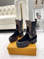路易威登 Louis Vuitton 驴家爆款 走秀主打款，最新切尔西马丁靴，秀场出镜率非常高。新的logo设计实在加分。低调又凸显品牌魅力，靴口设计对小粗腿