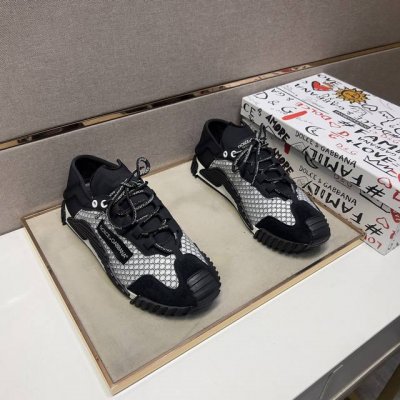出厂价Pp Dg～ 情侣装休闲鞋，2025Z柜同步发售 码数:35-44# 1个颜色鞋面选用多材质拼接网布内里，舒适透气，鞋底：原版舒适耐磨大底，实物拍摄实物更