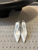 prad* 尖头小猫跟三角标高跟鞋漆皮设计的女款高跟鞋 真的不要太好看 还做了后系带设计 小性感简约大气 太好看了吧 这一季的Prada小猫跟配上三角扣的设计