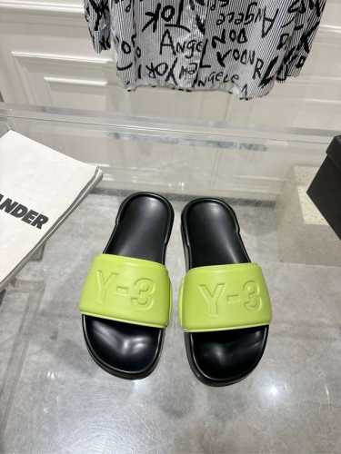 出厂 Y-3 25S早春平底拖鞋，简直是今年时尚圈的王炸！这拖鞋简直是显白界的扛把子，黑色低调奢华，绿色生机盎然，嫩绿色清新俏皮，酒红色复古迷人，无论什么肤色，