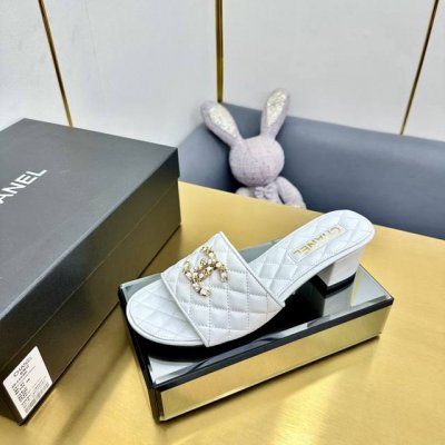 2025春夏新款Chanel香奈儿这款白色拖鞋，尽显奢华格调。鞋面饰以标志性双 C 元素，搭配精致格纹编织，轻盈又优雅，细节之处满是品牌辨识度。简约的平底设计，
