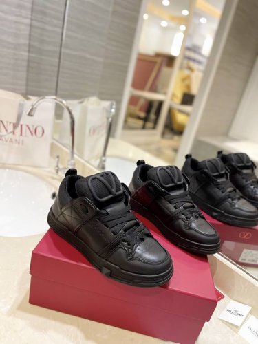 出厂价pp： 高端产品Valentino 专柜同步新增色 专柜同步、霸气侧漏，新款来袭 情侣款面包鞋.女:35-41.男: 38-46 购买原版 1:1复刻.