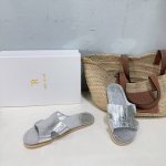 高品质出厂 小众潮牌The Row2025夏季新款简易鳗鱼纹平底拖鞋 春夏搭配的天花板 它真的太美了 让人一眼就爱上 tr这个品牌 真的很有特色 独有的高级感和