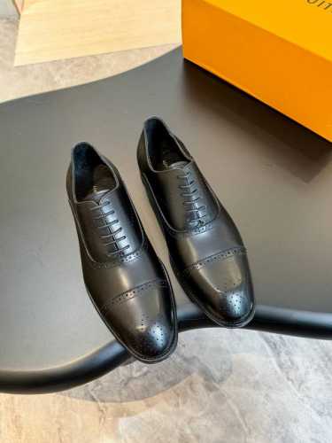 元louis Vuitton Lv 男士经典牛津鞋男士商务正装皮鞋，原版开模，1比1复刻，专为贵族打造 全鞋采用进口意大利牛皮材料，精挑细选，毛孔细腻，富有光泽