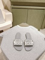 迪奥 Miss Dior系列平底拖鞋 字母刺绣Logo拼色一字拖鞋 1 专柜同步最新配色夏季胶囊系列立体刺绣度假字母拖升级版 美爆的全新系列 暴走利器原Ban开