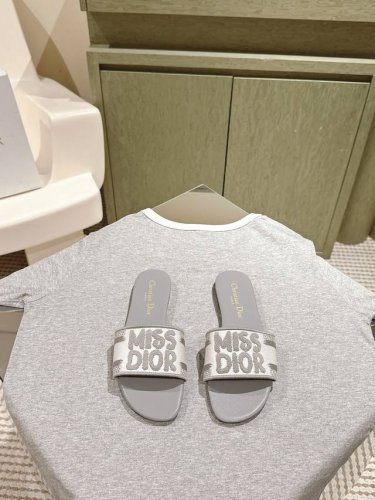 迪奥 Miss Dior系列平底拖鞋 字母刺绣Logo拼色一字拖鞋 1 专柜同步最新配色夏季胶囊系列立体刺绣度假字母拖升级版 美爆的全新系列 暴走利器原Ban开