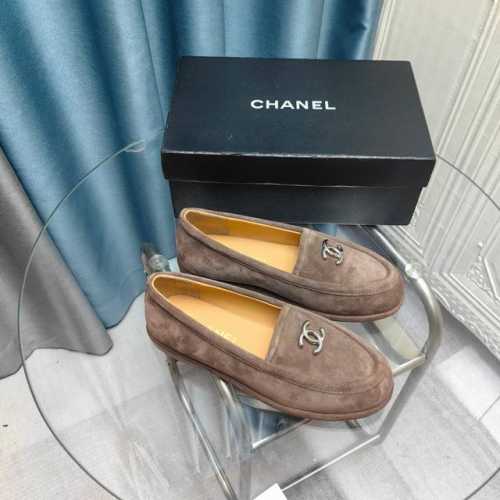 Chanel 24K秋冬新款乐福鞋 新款双C经典 上脚很舒服诶 美拉德棕色还是很适合秋冬的～ 鞋面麂皮 牛皮 内里羊皮 真皮大底 Size:35-39 其他码数