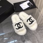 Chanel 22新款毛拖上新色 香家新款羔羊毛毛拖，脚感舒服，上脚显腿长。 秋冬来啦，赶紧入手一双好看的毛拖，搭配各种衣服都 独家原版开模大底 Size:35